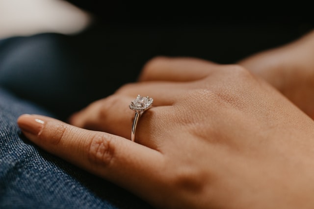 3 Questions To Ask Yourself While Searching For Engagement Rings In Brisbane
